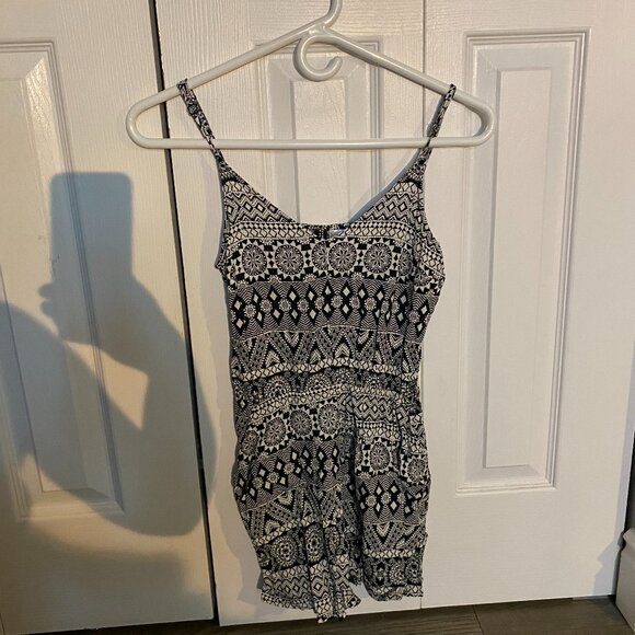 H&M Black+White Pattern Rhomper - Picture 4 of 4